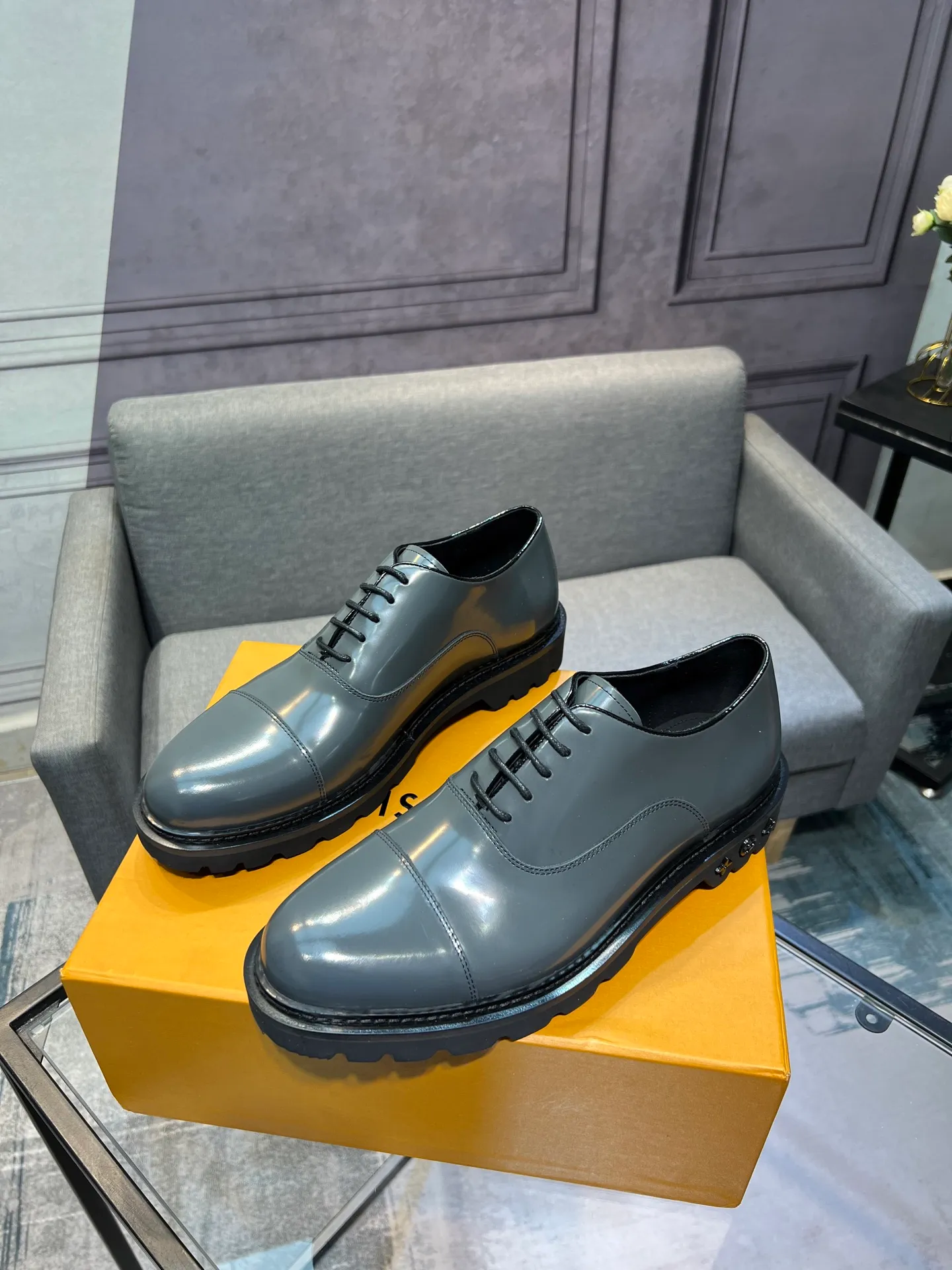 Men's shoes 💰820 [LV] - High-end quality - Upper: 🔝 tumbled cowhide, Nappa cowhide, brand logo sewn on shoe body - Lining: cowhide, foot pads; water-dyed cowhide - Outsole: TPR·rubber foam; two-color molded outsole -Super high quality control·Fine workmanship: highlighted (high-end·luxury·grade) -Size: 39-44 (38 45 can be customized)